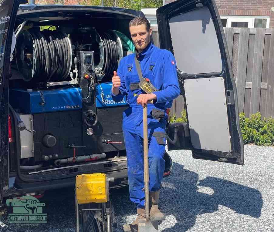 Een tevreden monteur met opgestoken duim naast de bestelbus, slim ingrijpen bespaart kosten bij een verstopte afvoer in Dordrecht