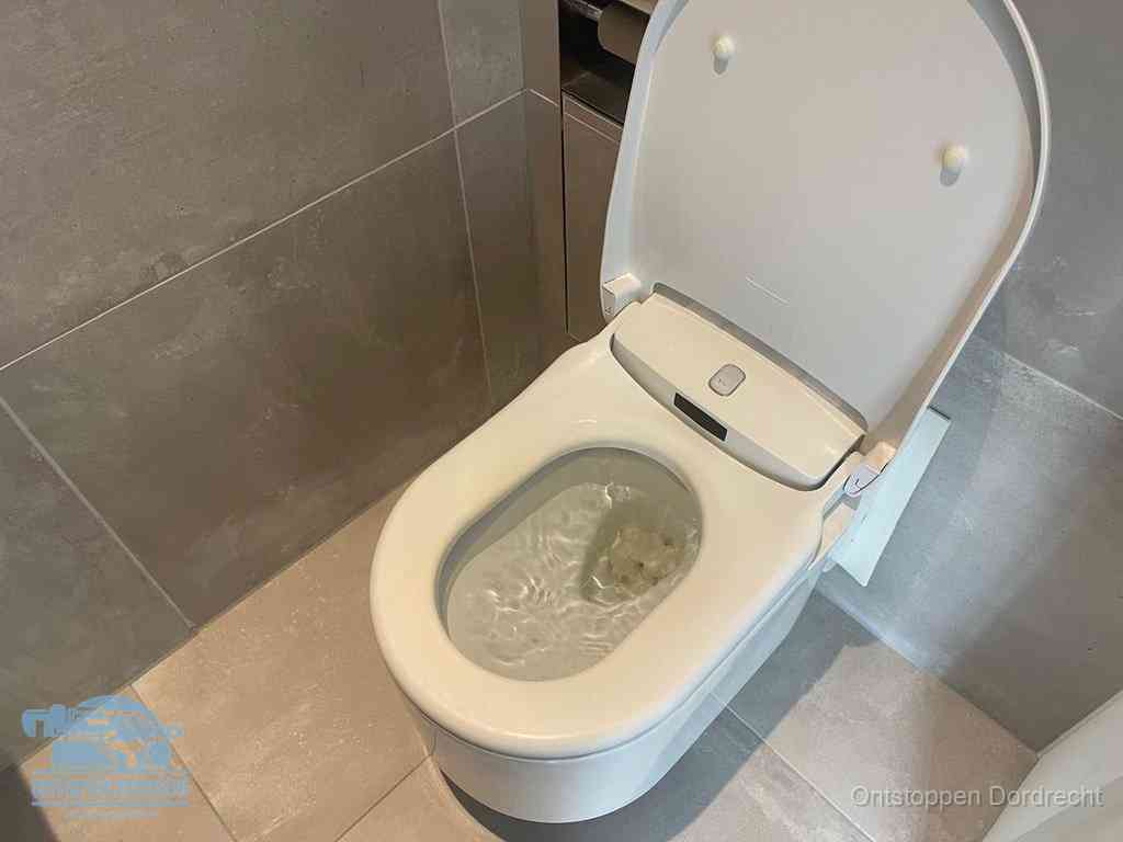 Een toiletpot vol troebel water met drijvend papier en restanten, de meest voorkomende oorzaak van een verstopte wc in Dordrecht