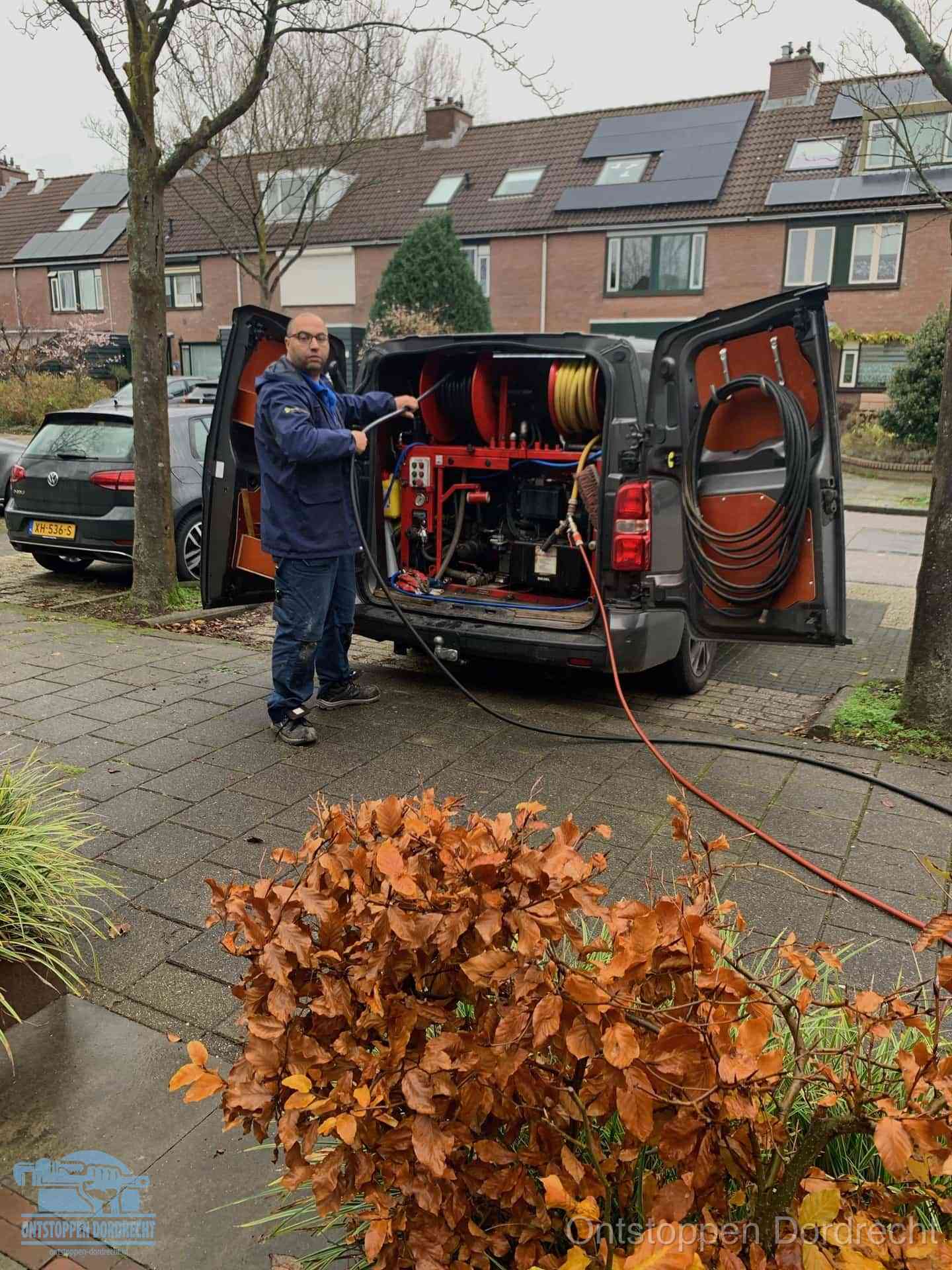 Rioolservice in de wijk in Dordrecht