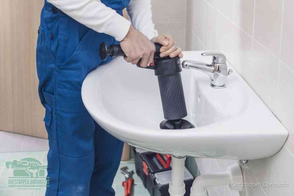 Een te ruwe doe-het-zelf poging met een hand-pomp op de afvoer van een badkamer-wastafel, een van de veelgemaakte fouten bij afvoer ontstoppen in Dordrecht