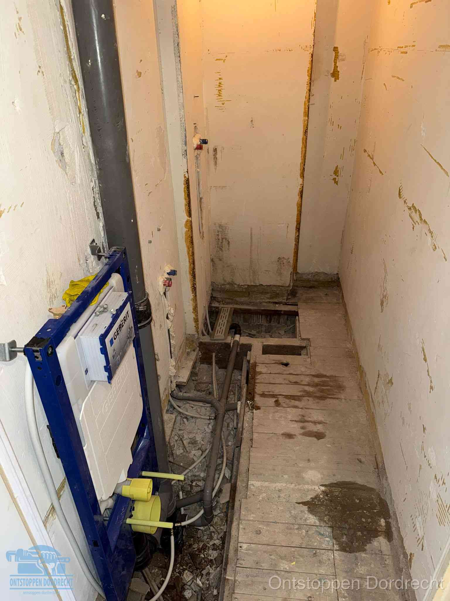 Een opgebroken toiletruimte tijdens renovatie met een Geberit inbouwreservoir en blootliggende oude afvoerleidingen, typisch voor oudere woningen in Dordrecht